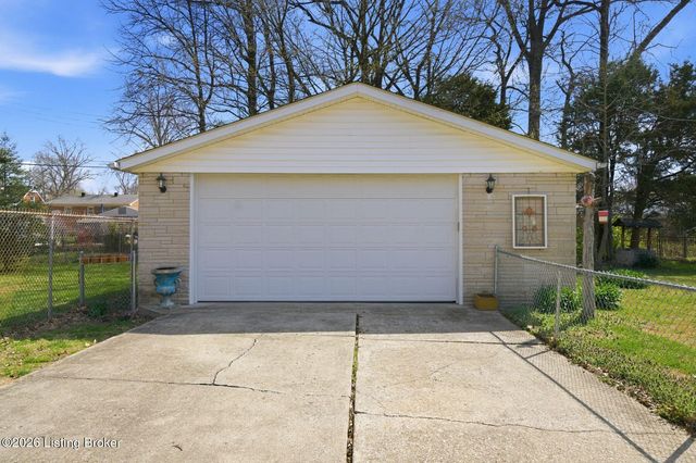 5707 W Southland Blvd, Louisville, KY 40214