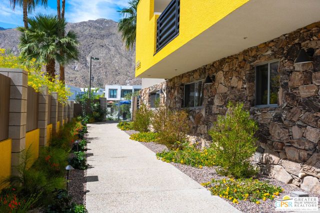 588 E San Lorenzo Road 204, Palm Springs, CA 92264