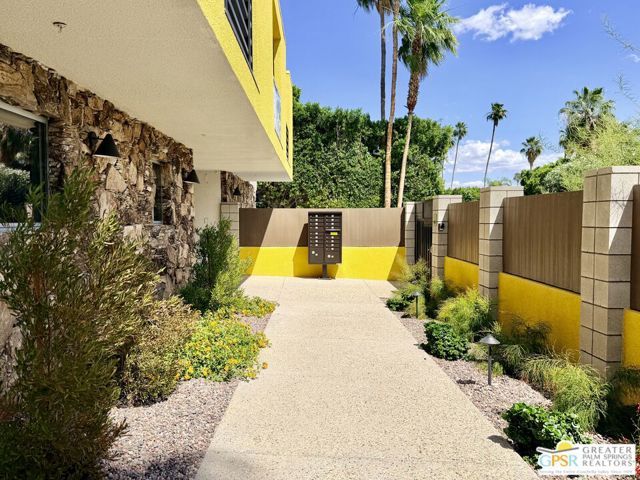 588 E San Lorenzo Road 204, Palm Springs, CA 92264