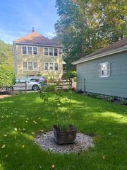 730 School St, Webster, MA 01570