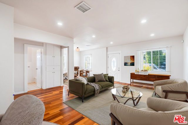 14043 Calvert Street, Van Nuys (los Angeles), CA 91401