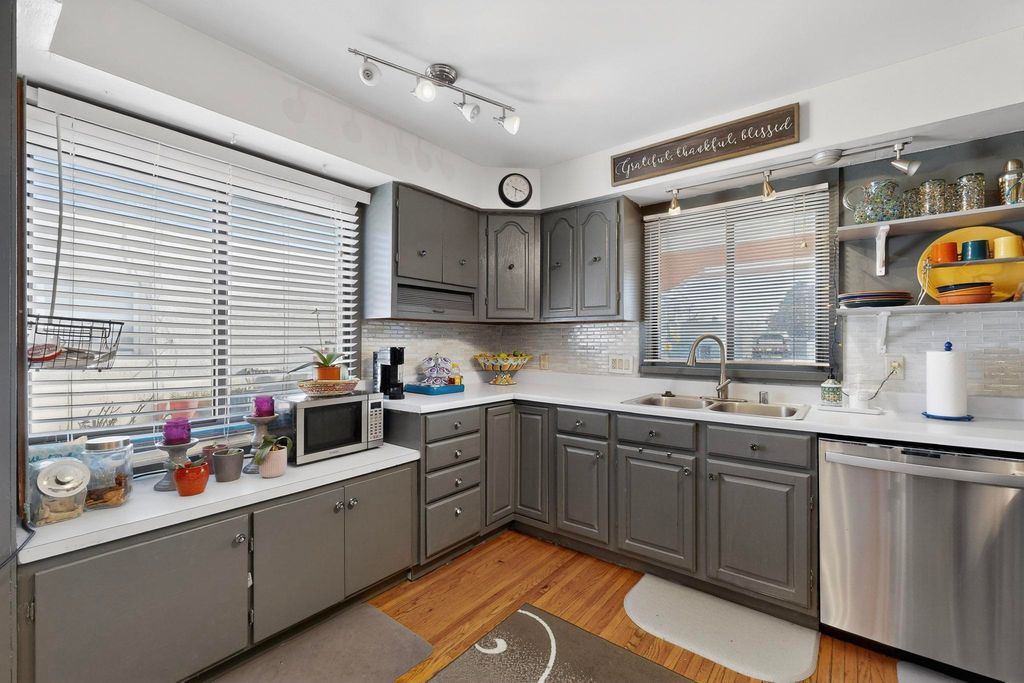 Image 10 of property listing at 6205 Hannett Avenue NE, Albuquerque, NM 87110