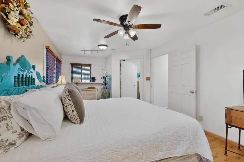 Image 13 of property listing at 6205 Hannett Avenue NE, Albuquerque, NM 87110