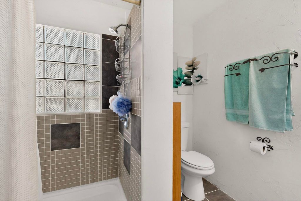 Image 14 of property listing at 6205 Hannett Avenue NE, Albuquerque, NM 87110