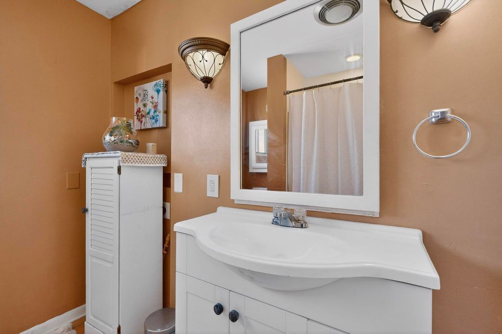 Image 18 of property listing at 6205 Hannett Avenue NE, Albuquerque, NM 87110