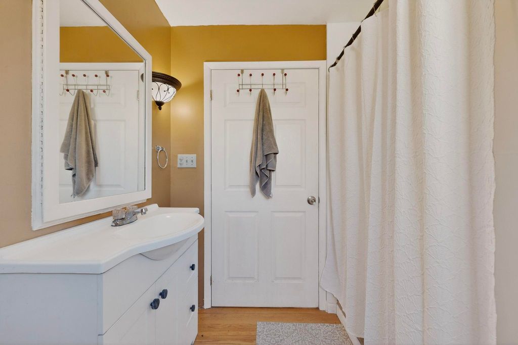 Image 19 of property listing at 6205 Hannett Avenue NE, Albuquerque, NM 87110