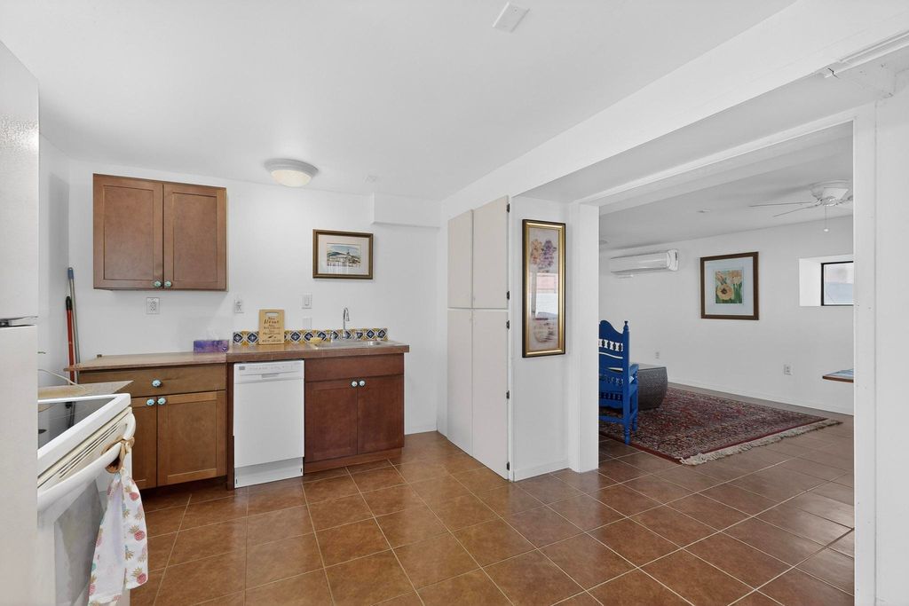 Image 30 of property listing at 6205 Hannett Avenue NE, Albuquerque, NM 87110