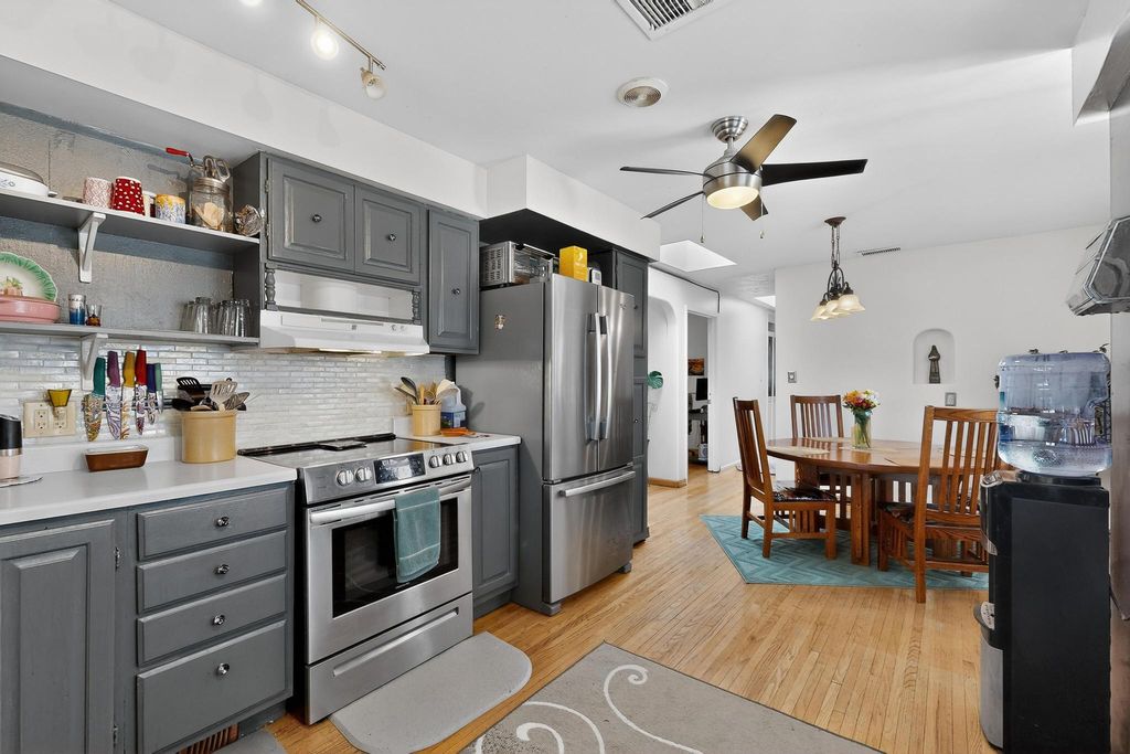 Image 4 of property listing at 6205 Hannett Avenue NE, Albuquerque, NM 87110