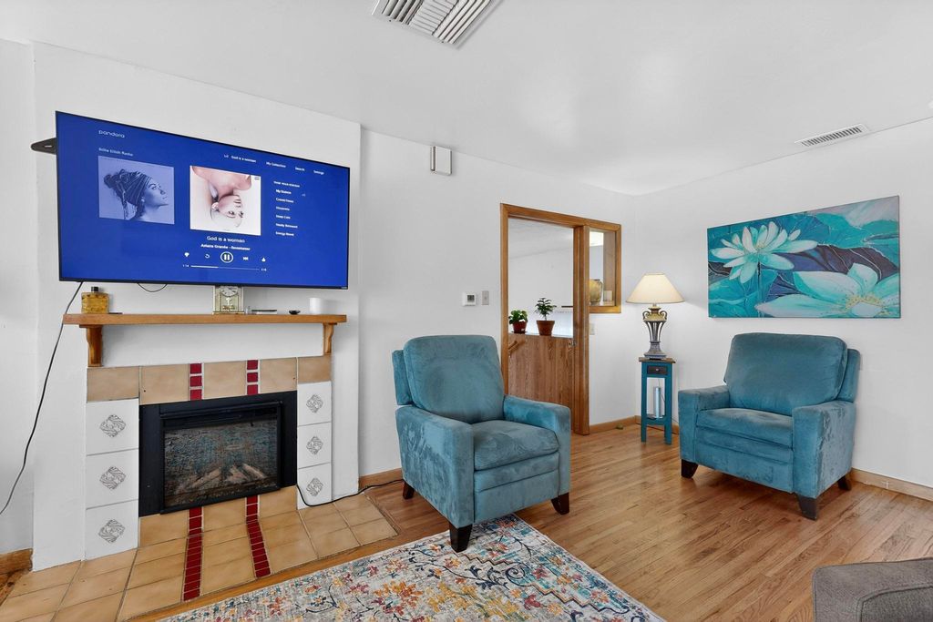 Image 7 of property listing at 6205 Hannett Avenue NE, Albuquerque, NM 87110