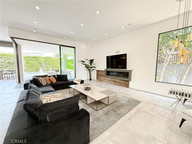 415 N Martel Avenue, Los Angeles, CA 90036
