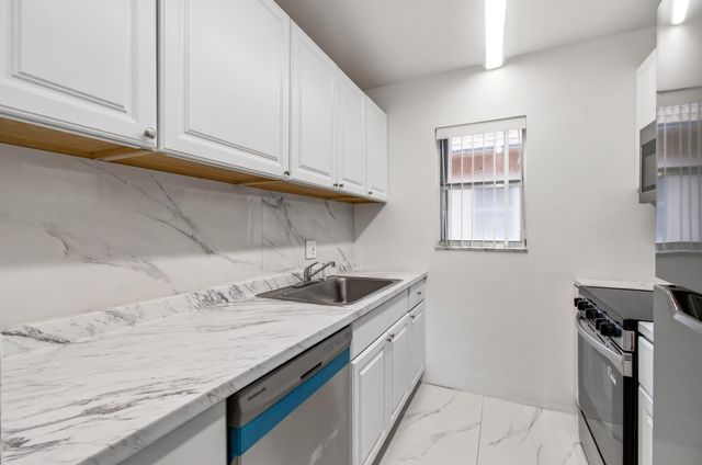 500 SW 2nd Avenue 211, Boca Raton, FL 33432