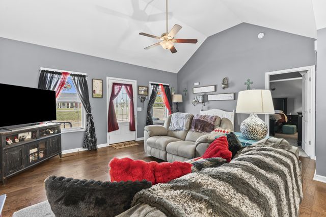 1810 Holland Rd, Lafayette, TN 37083