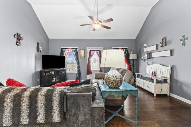 1810 Holland Rd, Lafayette, TN 37083