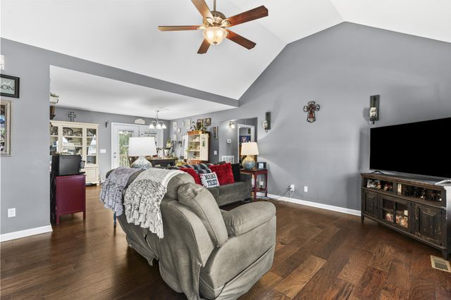 1810 Holland Rd, Lafayette, TN 37083