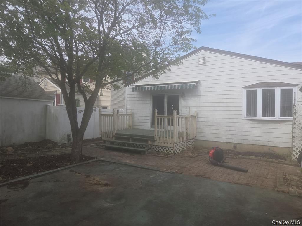 218 Park Avenue, Hicksville, NY 11801 — photo 2