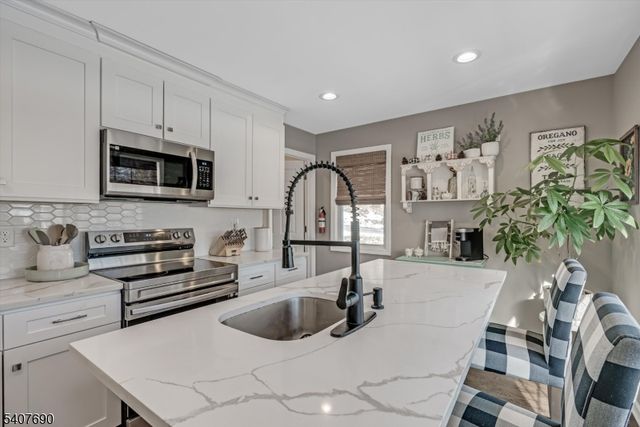 58 Brooklyn Rd, Stanhope Boro, NJ 07874