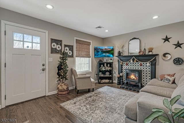 58 Brooklyn Rd, Stanhope Boro, NJ 07874