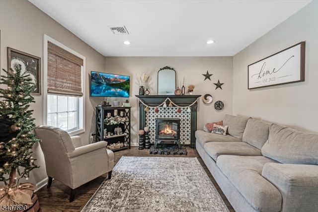 58 Brooklyn Rd, Stanhope Boro, NJ 07874