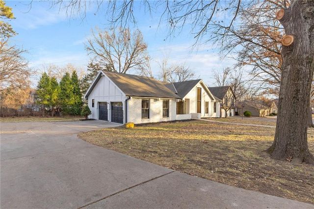 10301 Howe Drive, Leawood, KS 66206