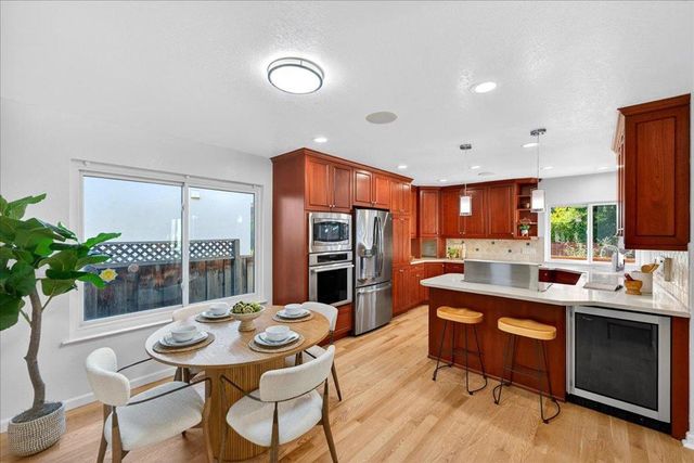 292 Apricot Lane, Mountain View, CA 94040