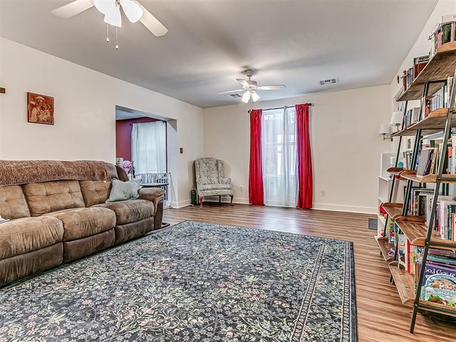 1218 W Noble Avenue, Guthrie, OK 73044