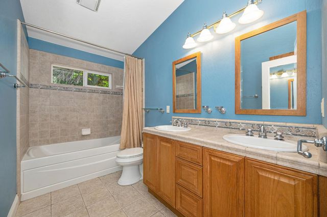 2230 Wildberry Ln, Auburn, CA 95603