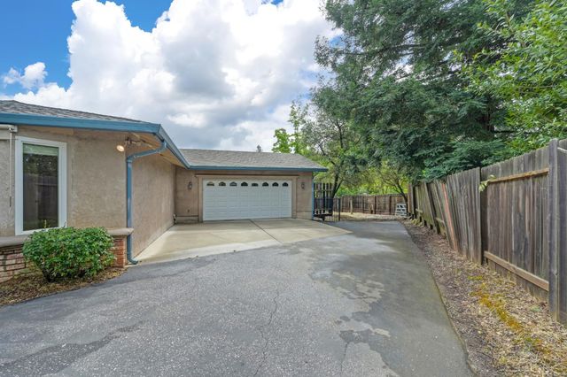 2230 Wildberry Ln, Auburn, CA 95603