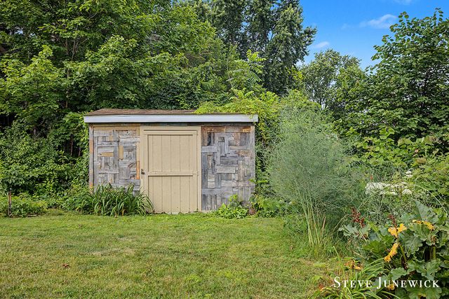 8261 Cottonwood Drive, Jenison, MI 49428