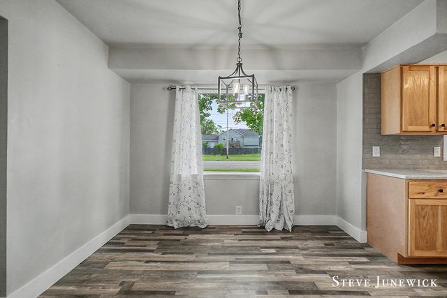 8261 Cottonwood Drive, Jenison, MI 49428