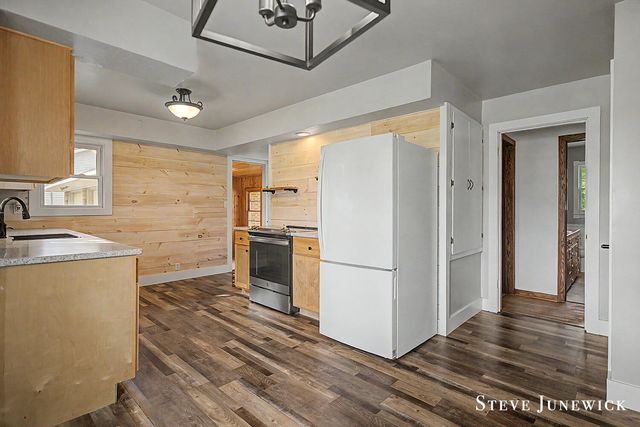 8261 Cottonwood Drive, Jenison, MI 49428