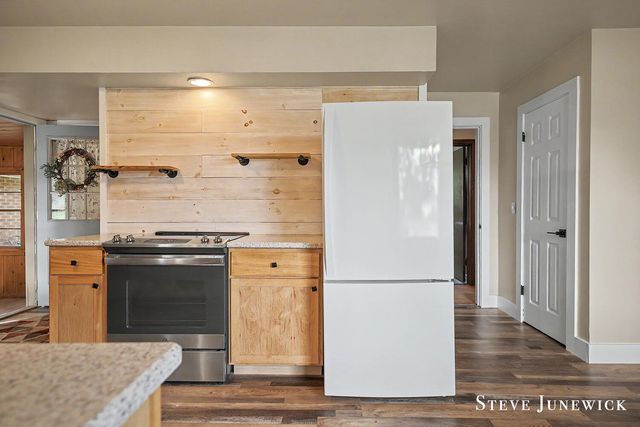 8261 Cottonwood Drive, Jenison, MI 49428