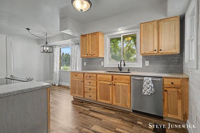 8261 Cottonwood Drive, Jenison, MI 49428