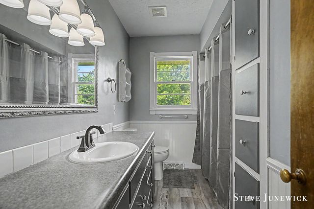 8261 Cottonwood Drive, Jenison, MI 49428