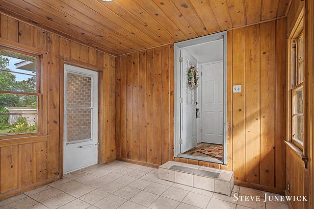 8261 Cottonwood Drive, Jenison, MI 49428
