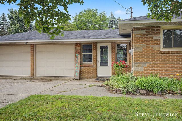 8261 Cottonwood Drive, Jenison, MI 49428
