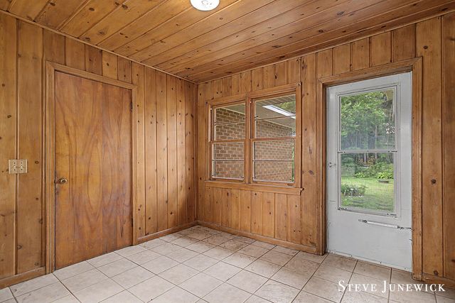8261 Cottonwood Drive, Jenison, MI 49428