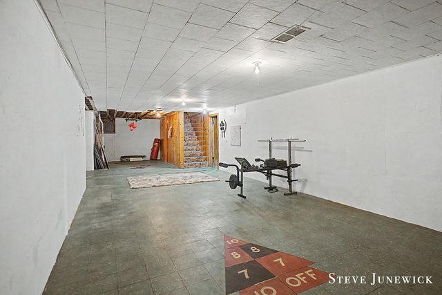 8261 Cottonwood Drive, Jenison, MI 49428