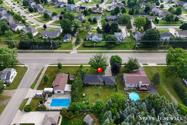 8261 Cottonwood Drive, Jenison, MI 49428