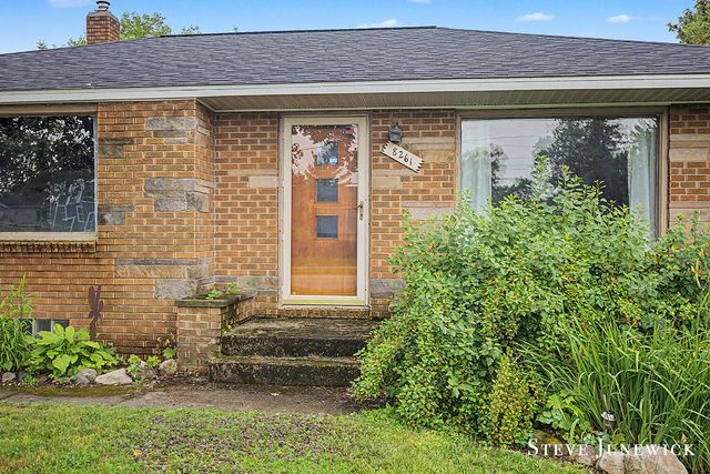 8261 Cottonwood Drive, Jenison, MI 49428