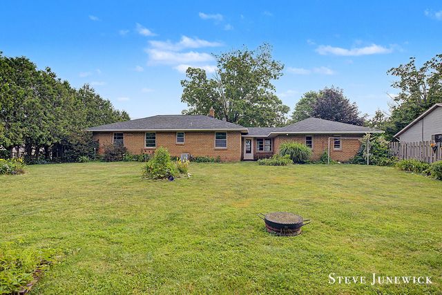 8261 Cottonwood Drive, Jenison, MI 49428