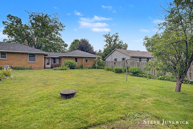 8261 Cottonwood Drive, Jenison, MI 49428