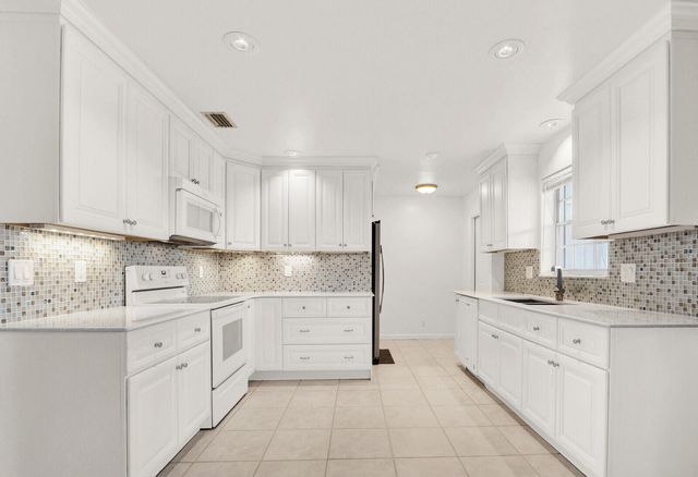 3 SE Paddock Circle, Tequesta, FL 33469