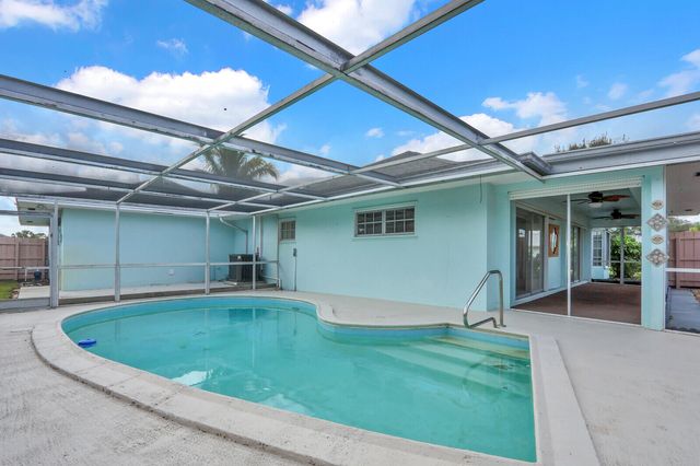 3 SE Paddock Circle, Tequesta, FL 33469