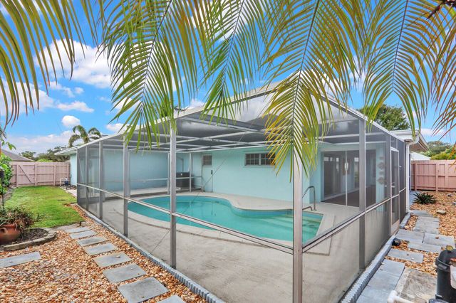 3 SE Paddock Circle, Tequesta, FL 33469