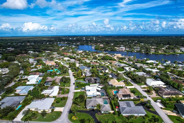 3 SE Paddock Circle, Tequesta, FL 33469