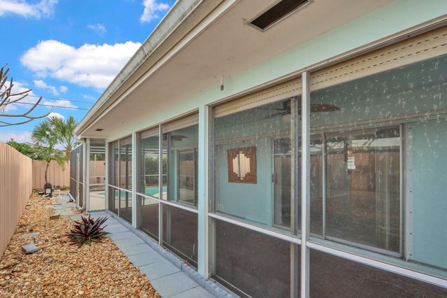 3 SE Paddock Circle, Tequesta, FL 33469