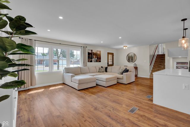 3520 Lantern Lane, Columbus, IN 47203