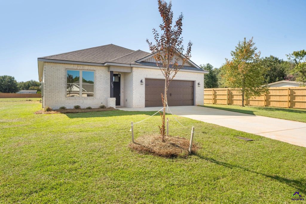 102 Hunt's Landing Drive, Kathleen, GA 31047