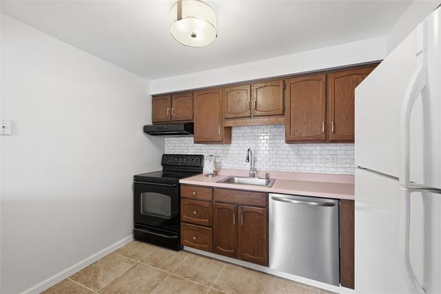 612 Sewickley Heights Dr, Aleppo, PA 15143