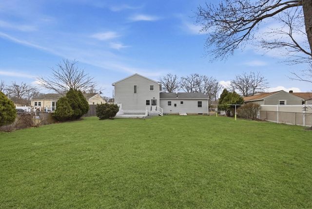70 Warwick Rd, Chicopee, MA 01020